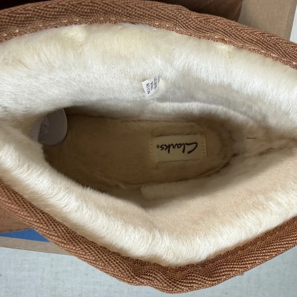 Clarks NIB Men 12 Suede Ankle Boot Tan Leather Indoor Outdoor Slipper Cozy Cloud